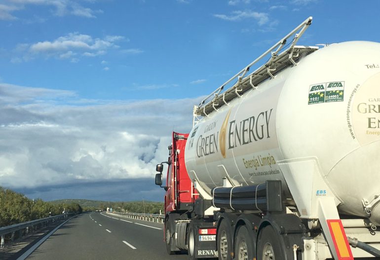 camión de suministro de hueso de aceituna a granel Garzón Green Energy para ilsutrar el articulo distribuidores de hueso de aceituna