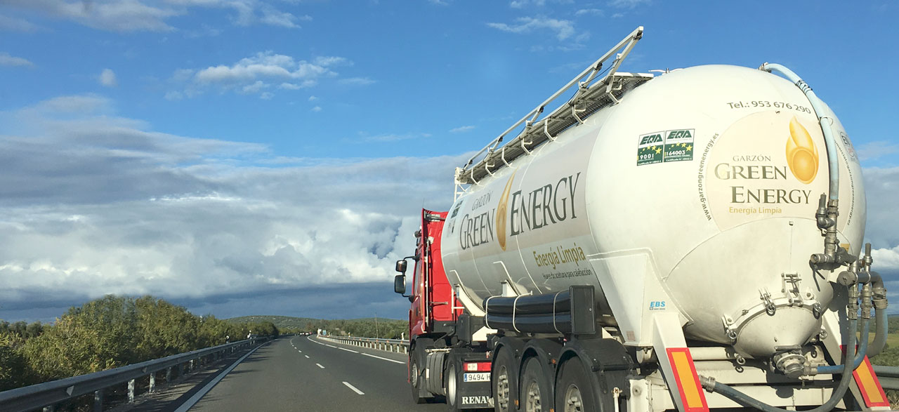 camión de suministro de hueso de aceituna a granel y cáscara de almendra Garzón Green Energy para ilsutrar el articulo distribuidores de hueso de aceituna