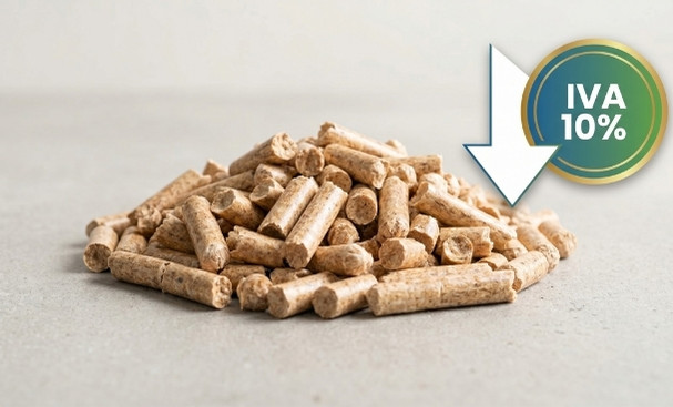 imagen de montón de pellets con texto de iva reducido 10% represnetnado la bajada del iva en el pellets al 10%