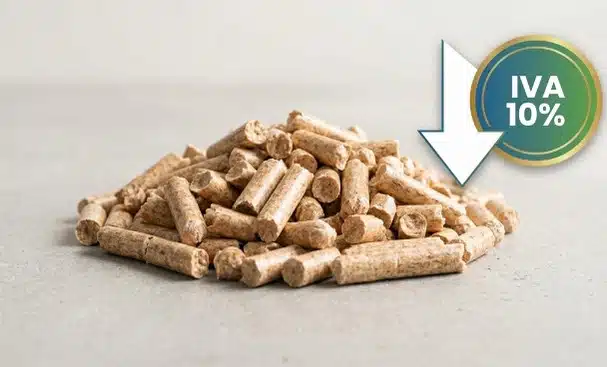 imagen de montón de pellets con texto de iva reducido 10% represnetnado la bajada del iva en el pellets al 10%