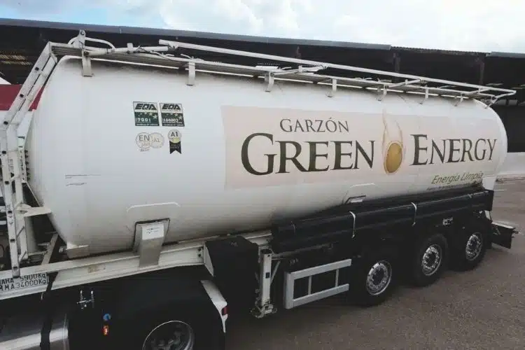 imagen de un camión de suminsitro de biomasa garzón green energy
