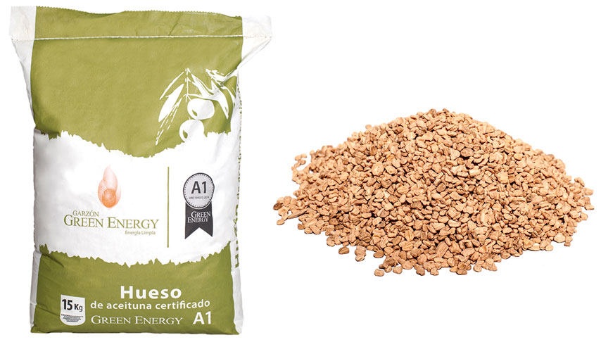hueso de aceituna en saco de 15kg grazon green energy A1 y muestra de hueso de aceituna al lado